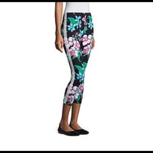 Floral Capri Leggings Crochet Trim Size Medium NWT